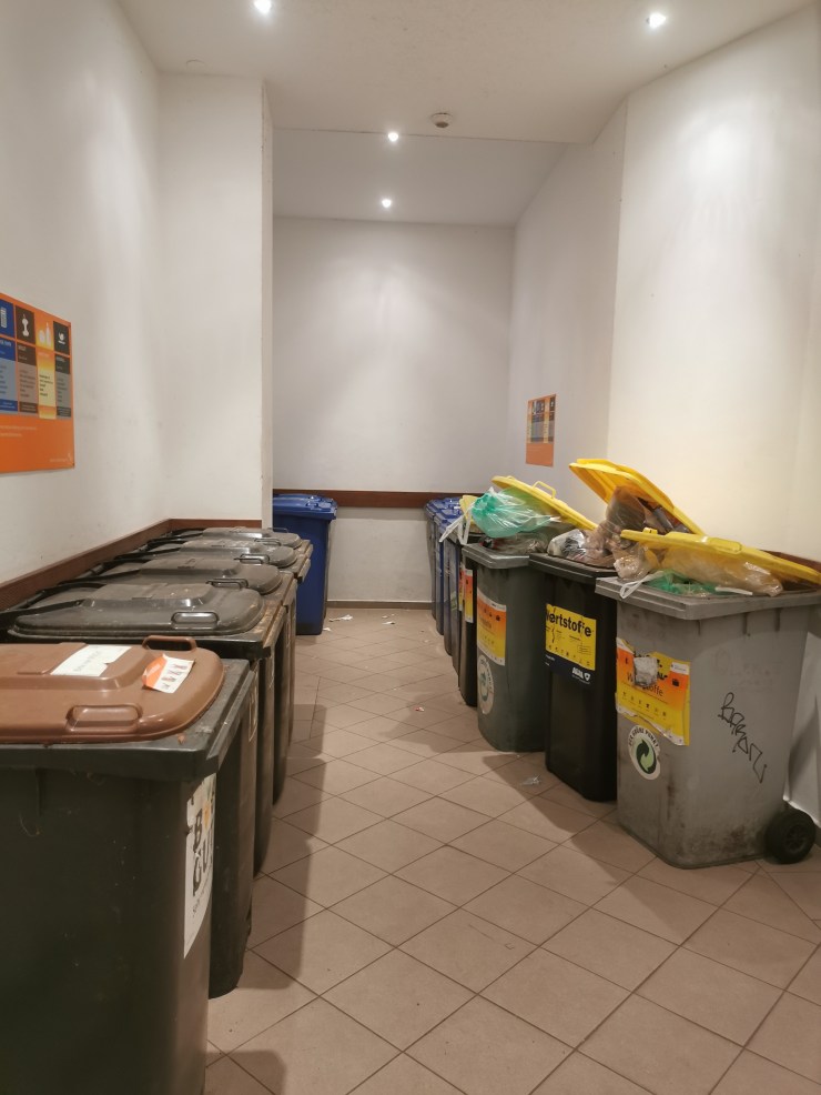 Apartmanın çöp bölümü